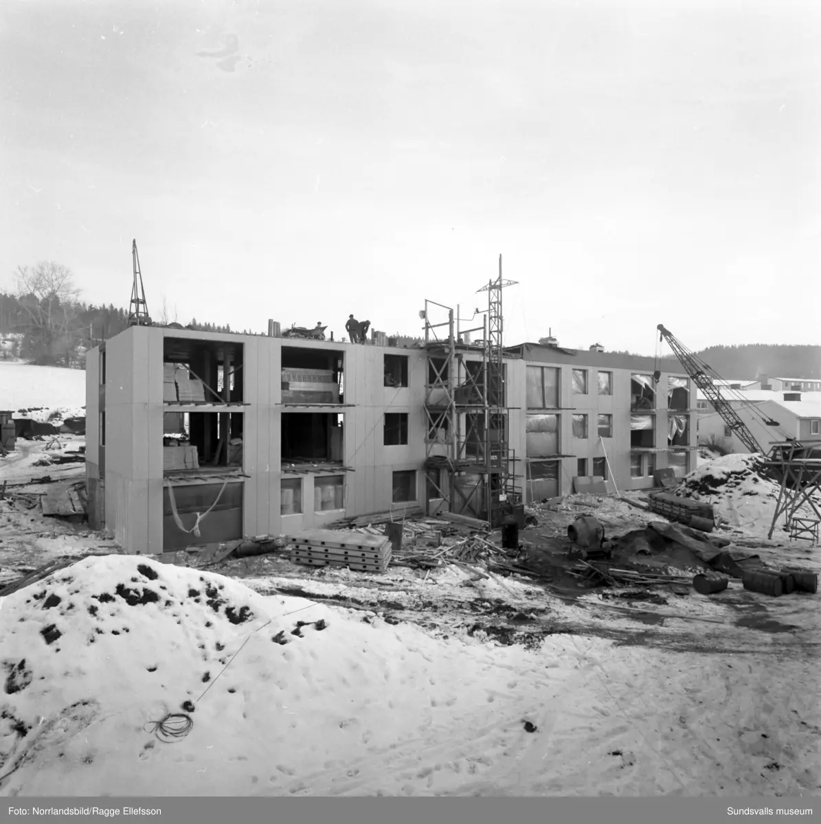 Nybyggnation i Granlo. Herolfs bygger två flerfamiljshus vid Höderbacken. Lyftning och montering av betongplattor med hjälp av gigantiska domkrafter.