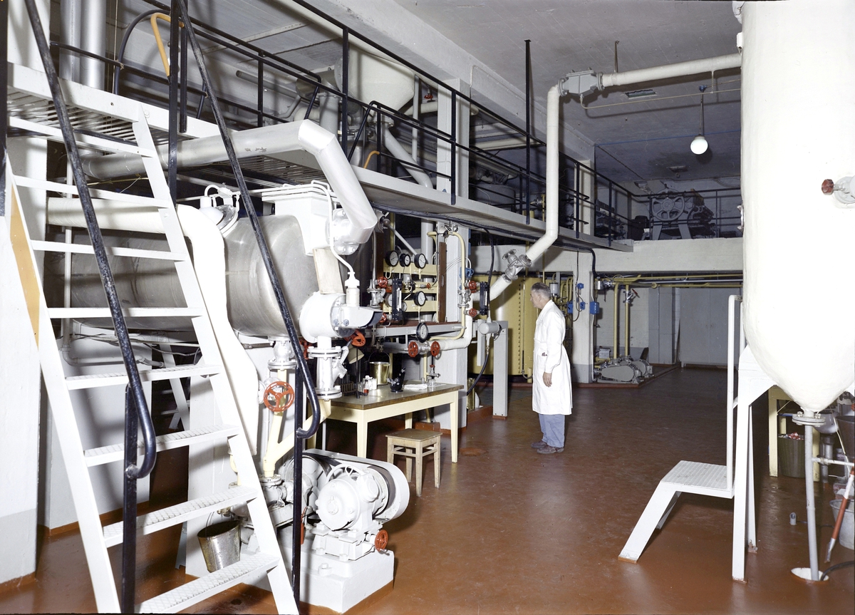 Brumunddal Potetmel- og Sagofabrikk, Brumunddal, Ringsaker.  Fabrikk, teknisk rom, arbeider, ukjent person.