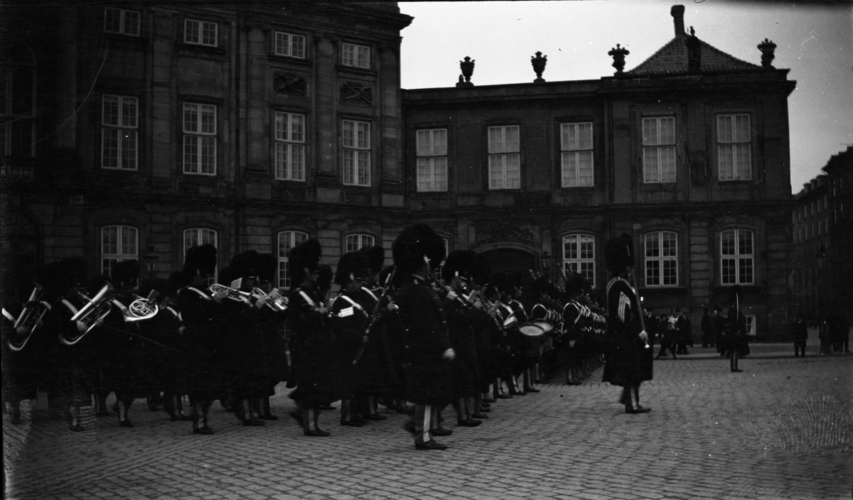 Feriebilde. Musikk-korps fotografert, ant. London, England

Fotoarkivet etter Gunnar Knudsen.