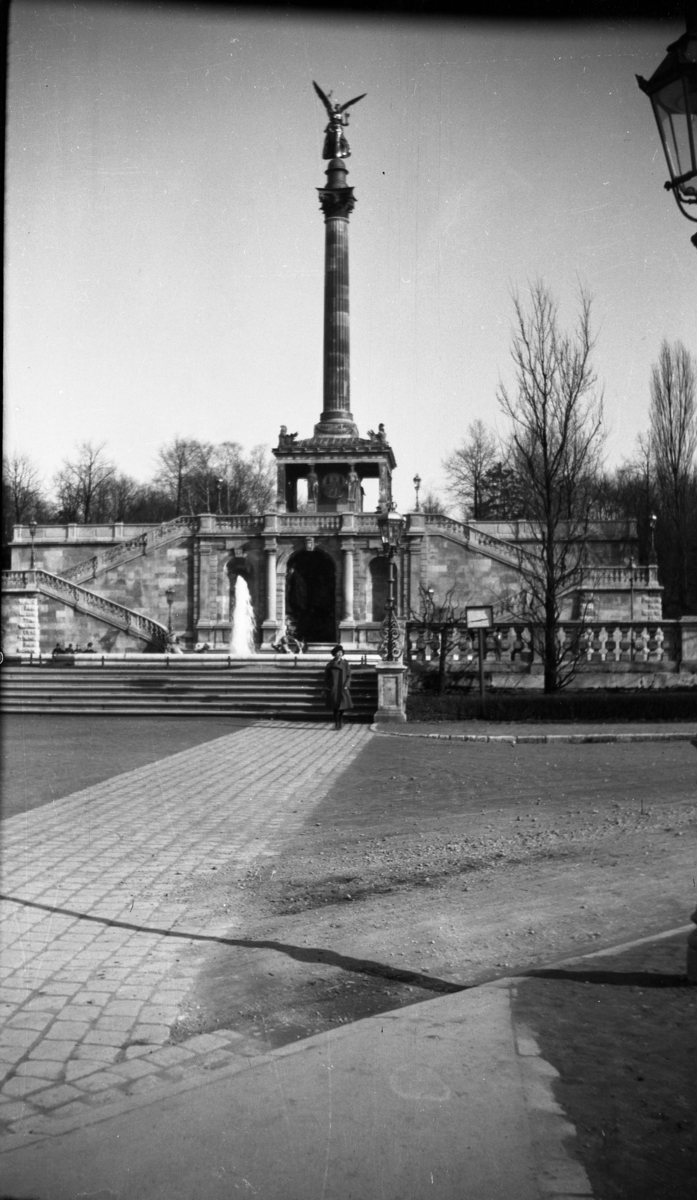 Fotoarkivet etter Gunnar Knudsen. Ferie. Monumentet "Friedensengel" (Angel of Peace), München, Tyskland