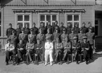 Elever och lärare vid GFSU - grundläggande flygslagsutbildning på F 3 Östgöta flygflottilj, 1942. Grupporträtt framför byggnad.