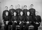 Elever vid furirskolan på F 3 Östgöta flygflottilj, 1942-1943. Tio stycken elever. Grupporträtt inomhus.