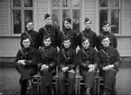 Elever vid korpralskolan på F 3 Östgöta flygflottilj, 1942. Tio stycken elever. Grupporträtt framför byggnad.