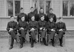 Elever vid korpralskolan för vapenmekaniker på F 3 Östgöta flygflottilj, 1943-1944. Grupporträtt framför byggnad.