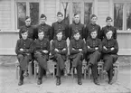 Elever vid korpralskolan på F 3 Östgöta flygflottilj, 1943-1944. Del av grupp. 12 stycken elever. Grupporträtt framför byggnad.