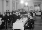 Divisionsafton på 3:e divisionen på F 3 Östgöta flygflottilj, 1943. Grupporträtt av militärer sittandes till bords.