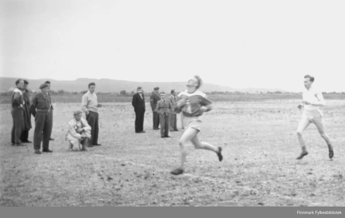 Fra innspurten på en 400 meter rett frem på Høybuktmoen flyplass sommeren 1954. Vinner ble Olrik Olsen, KIF, nr. 2 Per Bjørgan Vadsø Turn."Foto: Finnmark Tidende.