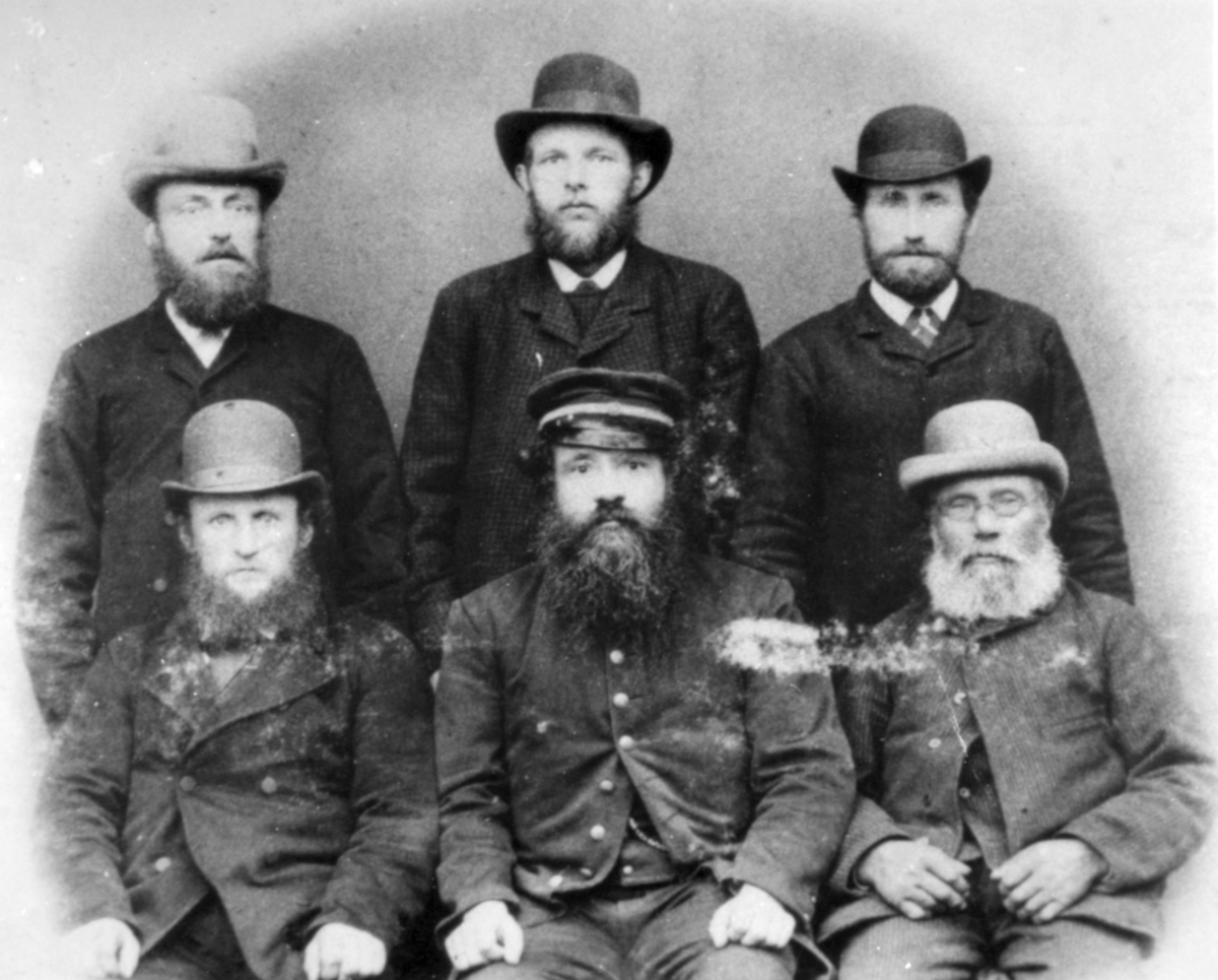 Sentrale personer i Talvik kommune. I første rekke i midten lensmann Johannes Kummeneje, til høyre Peder Andreas Olsen (også kalt Peder Olsa), født i 1819 i Talvik. Han var ordfører i Talvik i 3 år, 1865 - 1867, Venstremann. Han møtte også på Finnmark Amtsting i 1865 - 1867. Peder Olsa døde 28.4.1914, 94 år gammel. Andre rekke til høyre: lærer Johan Petter Bjørgan, senere ordfører i Talvik.