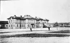 Järnvägsstationen och järnvägstorget före år 1920   Vänersborg