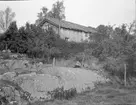 Råskogsstugan   c.detalj av stugan  e. gaveln av stugan  g. stugans eksyll.   h. besökare vid stugan   Brålanda