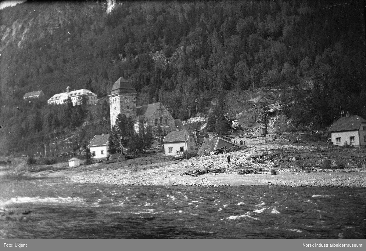 Ras ved Rjukan kirke i 1927. Ødeleggelser fra Sykehusbakken og ned lia mot Blindtarmen. Hus ligger ødelagt mellom to hus i blindtarmen.