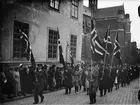 Firande av Norges nationaldag 17 maj, paraden från Vaksatorg till Universitetshuset befinner sig utanför Gustavianium på Akademigatan