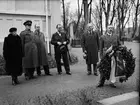 Landshövding Sigrid Linnér, landsantikvarie Nils Sundquist, journalisten Helge Gad med flera, kransnedläggning på Uppsala gamla kyrkogård, Uppsala 1944