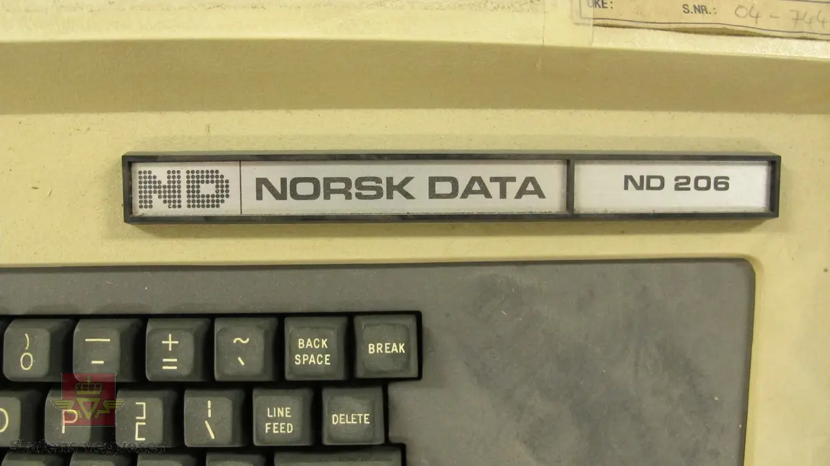 Beige terminal på svart ramme. Terminalen er intakt men bærer preg av å ha stått en stund. Det er også flere klistremerker som har falt av eller har blitt fjernet. Tastaturet er grått med et lite instrumentpanel på venstre side der man kan stille inn print.

På undersiden av rammen sitter det sikringer og maskinens strømledning.

Toppen av terminalen kan åpnes for å skifte printerkassett og lignende. Ellers er terminalen i god stand.
