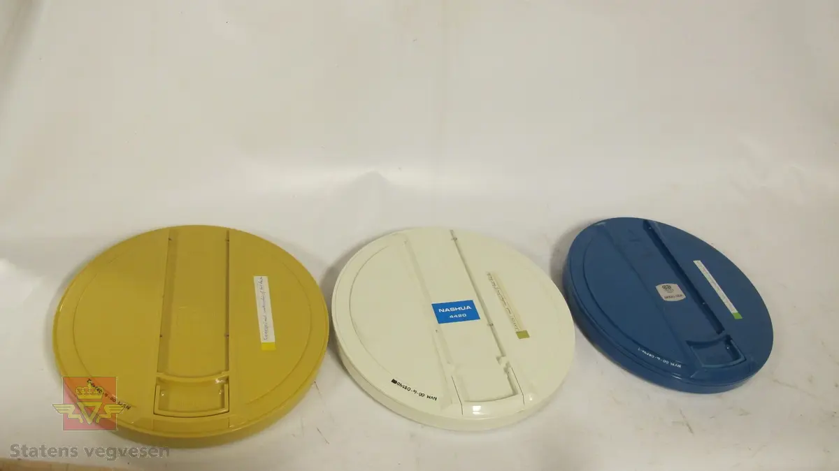 Gule, hvite og blå diskstasjoner av typen CMD (Phoenix). De er av plast og kan åpnes via et håndtak og en utløserknapp. Diameteren er 39 cm og høyden 3,5. Det er 3 stykker av dem totalt.

Den blå disken er fra Control Data, de hvite er fra Nashua Corp. og den gule har ikke noen merking fra produsent.

Alle er merket sekundært med "FORMATERT med reallocation of bad tracks"