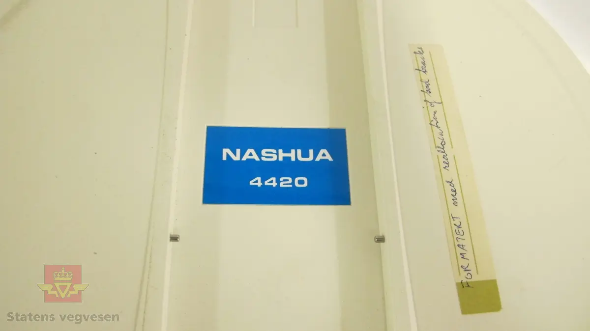 Gule, hvite og blå diskstasjoner av typen CMD (Phoenix). De er av plast og kan åpnes via et håndtak og en utløserknapp. Diameteren er 39 cm og høyden 3,5. Det er 3 stykker av dem totalt.

Den blå disken er fra Control Data, de hvite er fra Nashua Corp. og den gule har ikke noen merking fra produsent.

Alle er merket sekundært med "FORMATERT med reallocation of bad tracks"