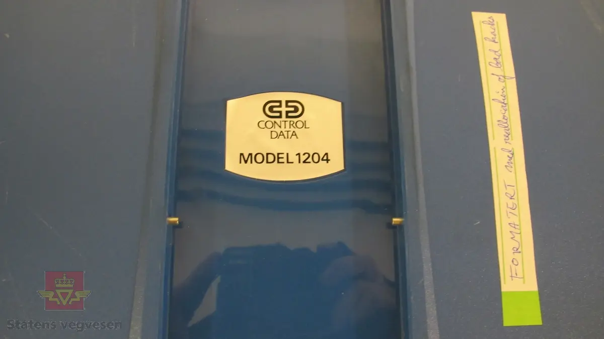 Gule, hvite og blå diskstasjoner av typen CMD (Phoenix). De er av plast og kan åpnes via et håndtak og en utløserknapp. Diameteren er 39 cm og høyden 3,5. Det er 3 stykker av dem totalt.

Den blå disken er fra Control Data, de hvite er fra Nashua Corp. og den gule har ikke noen merking fra produsent.

Alle er merket sekundært med "FORMATERT med reallocation of bad tracks"