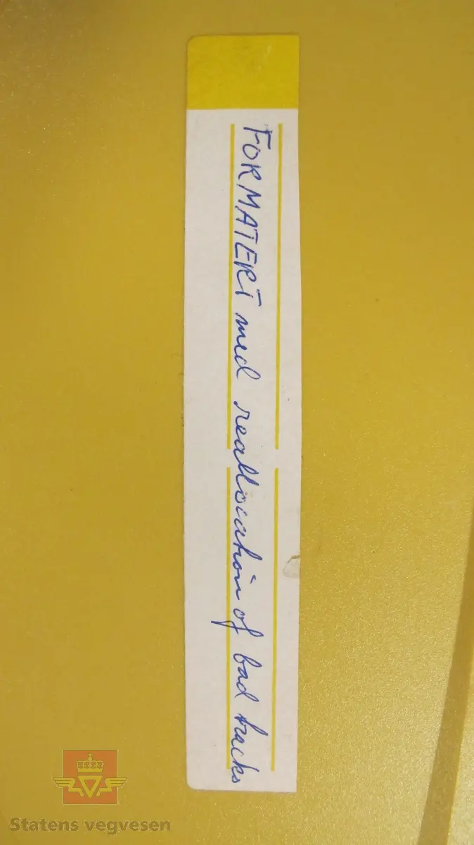 Gule, hvite og blå diskstasjoner av typen CMD (Phoenix). De er av plast og kan åpnes via et håndtak og en utløserknapp. Diameteren er 39 cm og høyden 3,5. Det er 3 stykker av dem totalt.

Den blå disken er fra Control Data, de hvite er fra Nashua Corp. og den gule har ikke noen merking fra produsent.

Alle er merket sekundært med "FORMATERT med reallocation of bad tracks"