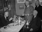 Intendent Nils Ålenius vid Upplandsmuseet besiktigar silverföremål,  i samband med silverutställning hos Uppsala Fabriks- och hantverksförening, Nedre Slottsgatan, Uppsala 1944