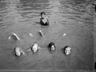 Simmande barn, sannolikt Uppsala juli 1943