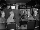 Eva Hellenius, Margareta Olsson, Hedvig Hamilton, Ellen Biloff, Ruth Johansson och Lilly Rosén - deltagare i Uppsala Kvinnliga Bilkårs busskörningskurs - tillsammans med en busschaufför