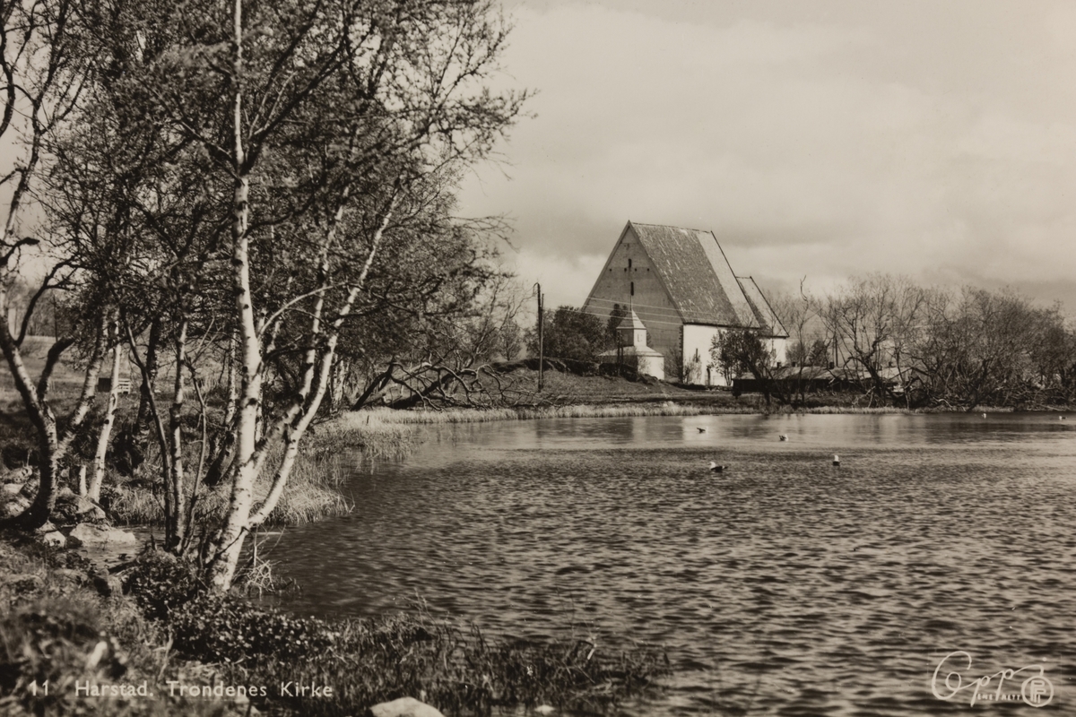 Trondeneskirka, fotografert med Laugen i forgrunnen.