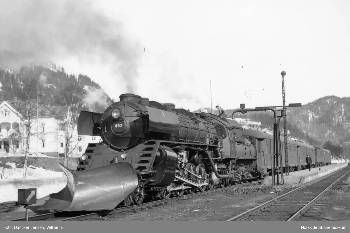 Damplokomotiv type 49a nr. 463 foran sørgående dagtog 402 tar vann på Støren stasjon