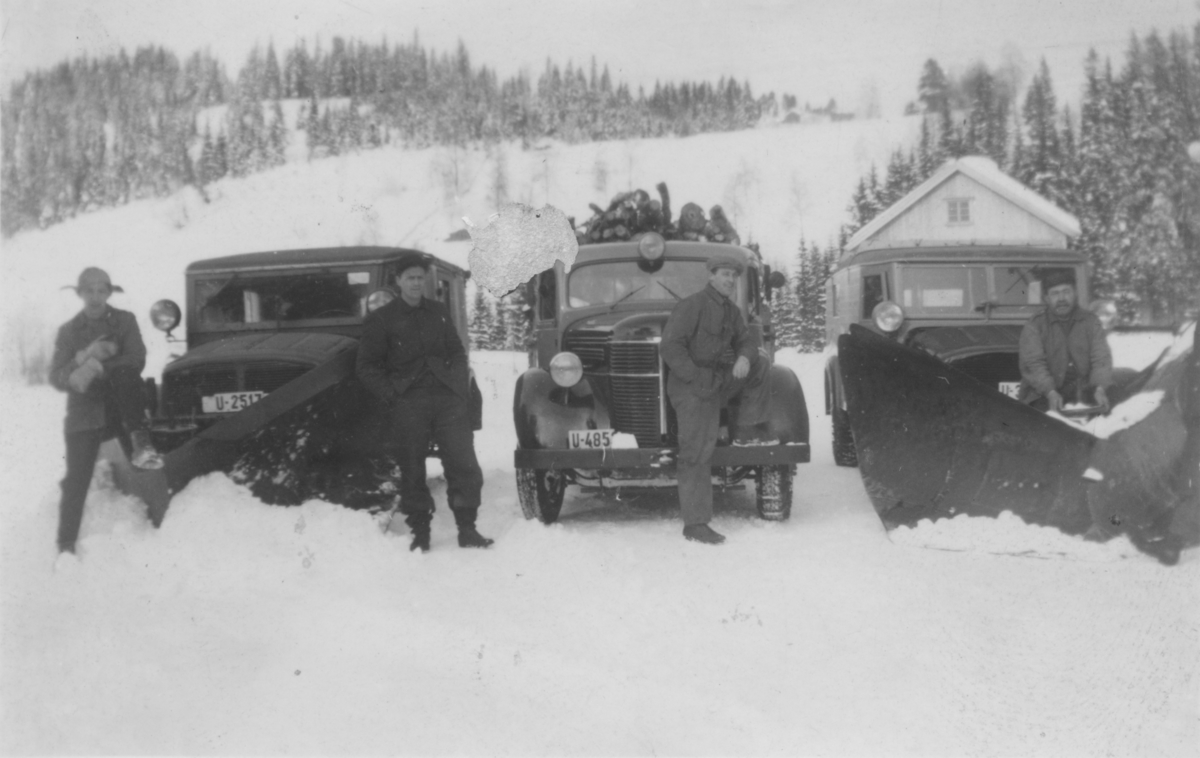 Karer i arbeid med snøbrøyting og vedtransport.