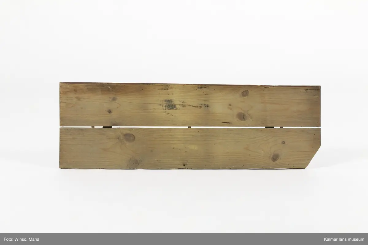 KLM 24993:4:1-6. Arbetsbord, urmakarbord. 6 delar. Möbeln har varit platsbyggd och går ej att montera ihop. Av trä, målad med röd färg. Bordsskiva (:1) med rektangulär form och avfasade kortsidor. På undersidan plats för två utdragslådor. På ovansidan till höger sitter ett skruvstäd av järn fastskruvat. Till bordsskivan finns två lösa ben (:2-:3) som upptill suttit fast på främre delen av skivans undersida, fötterna har varit fastspikade i en vägg. Till bordet hör också ett hyllplan (:4) som suttit under bordsskivan, vilande på benen. Till bordet finns två utdragslådor (:5-:6).