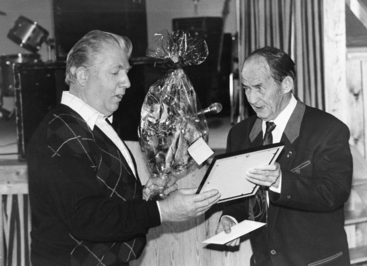 Kulturprisvinner Johnny Thorsen får diplom og blomst fra Magnar Kalseth, 1995.
