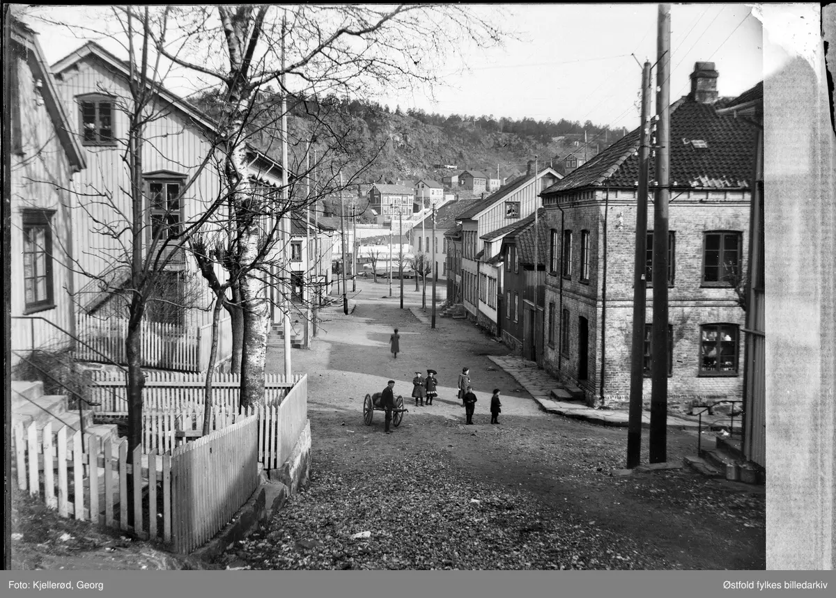 Toldbodgata 205 i Risør er murbygget på høyre hjørne. 
dag heter gata Rådhusgata. Gatene ui Risør har bytta navn og nummer. Se historiske kart hos kartverket, Nedenes amt nr 22: Kart over Risør: Aust-Agder, 1890.

Risør
Er bildene på 472 og 473 bytta om?