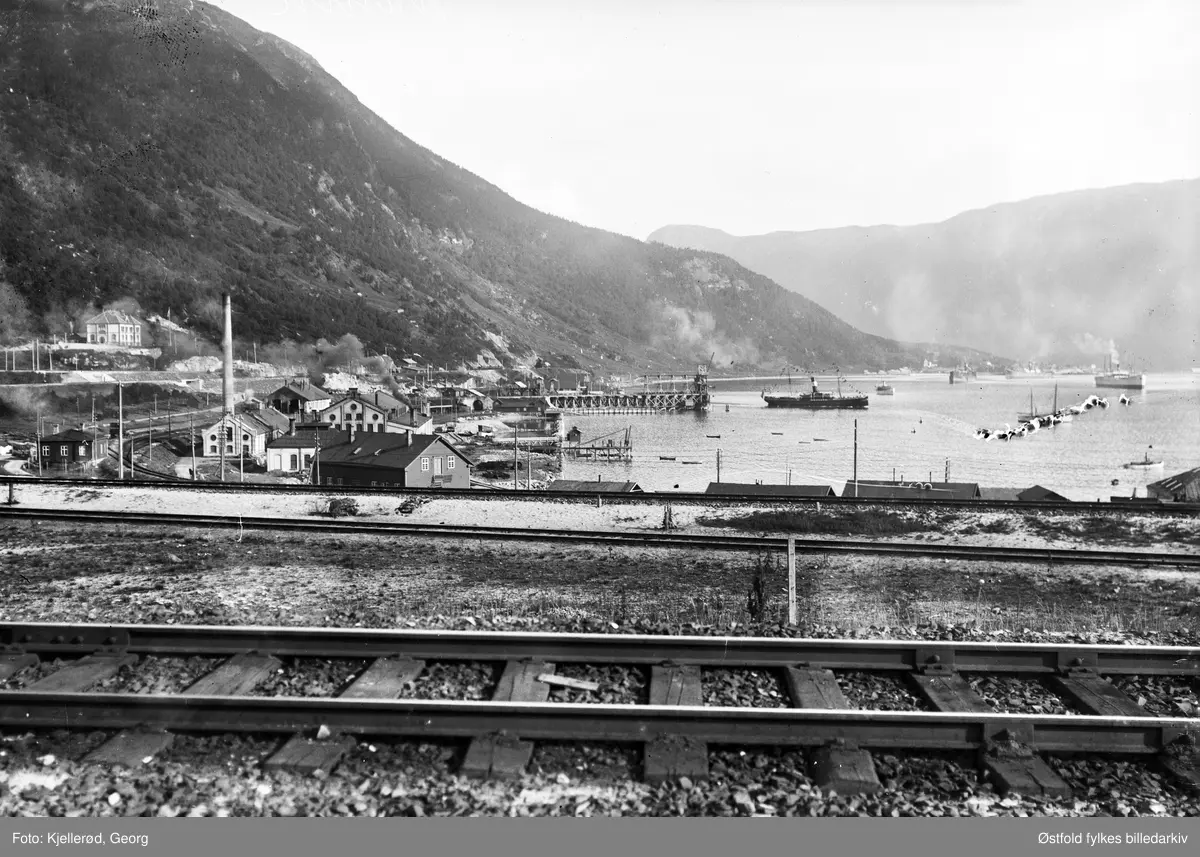 Fra havna i Narvik?
Jernbanespori forgrunnen. Ofotbanen?