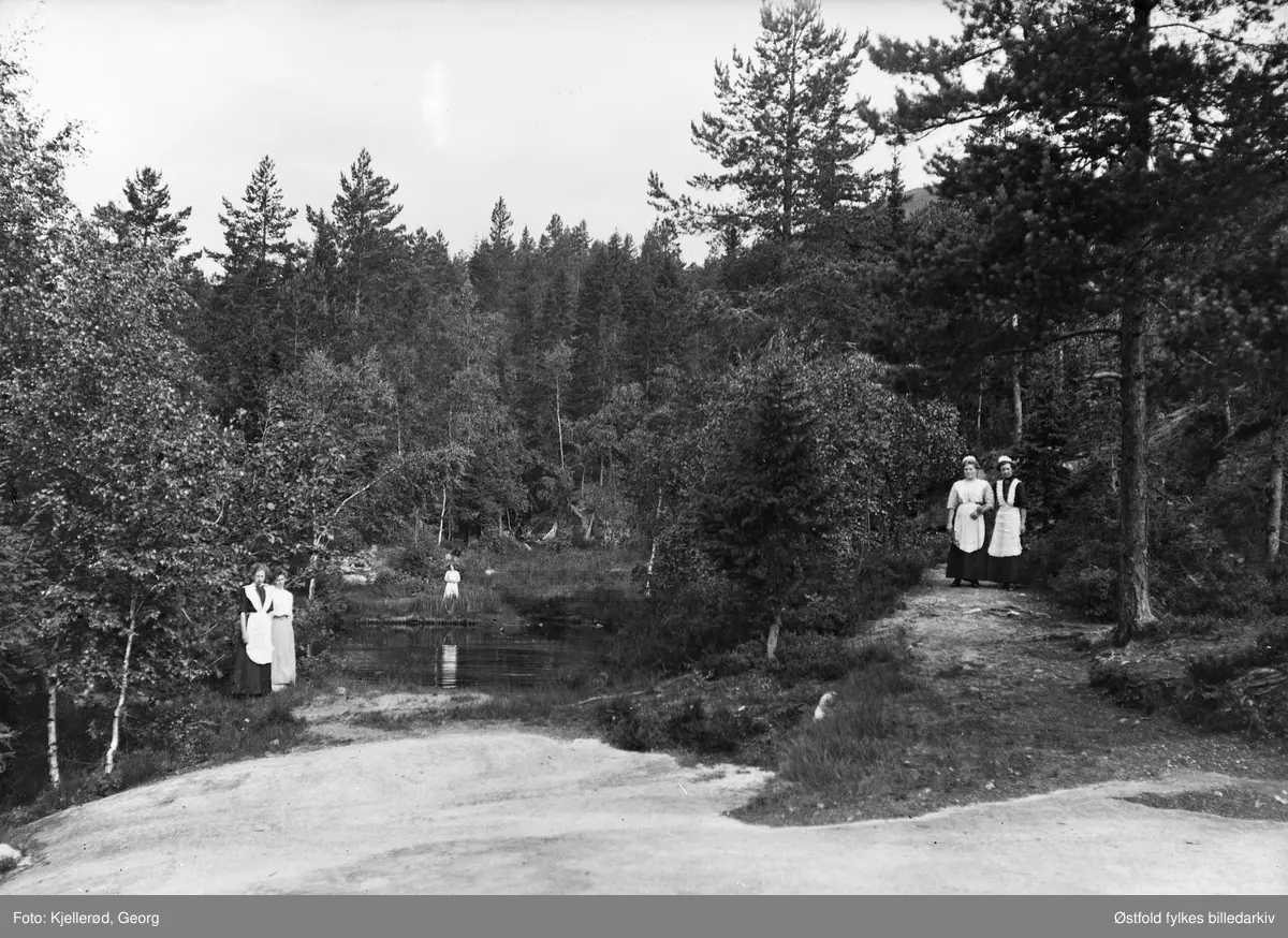 Lifjell sanatorium i Bø i Telemark.  Fire ukjente personer i forkle.