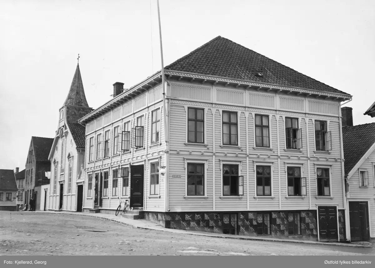 Gateparti Stavanger 1909. Metodistkirke? Gateskilt: Brødregaden, gate til høyre.