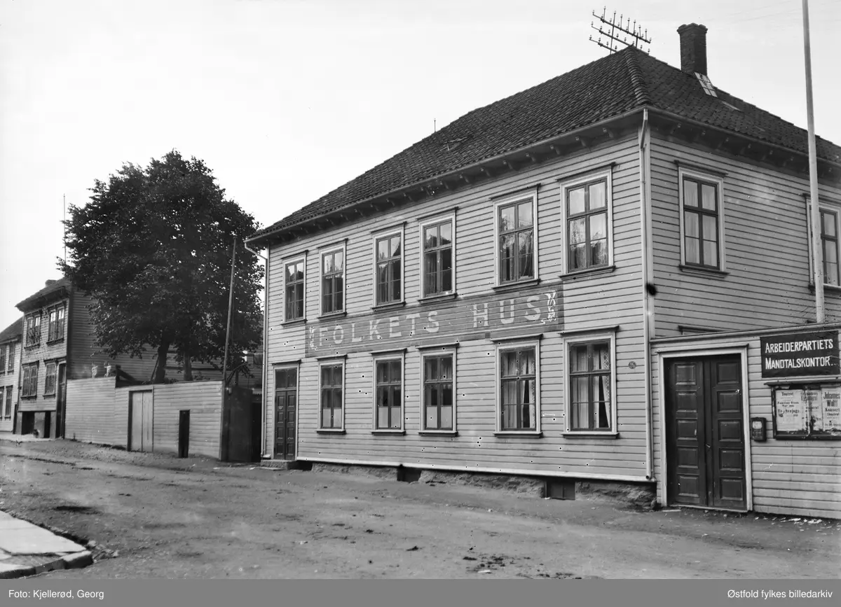 Folkets Hus i Bergelandsgata 29 i Stavanger, 1909.

Arbeiderpartiets mandtalskontor.

Plakater i skap: 
Johannes Wollf konsert,  (fiolinist)
Kirkegadens kinematograf? 
Teatret. Familien Olsens... En klapjagt
