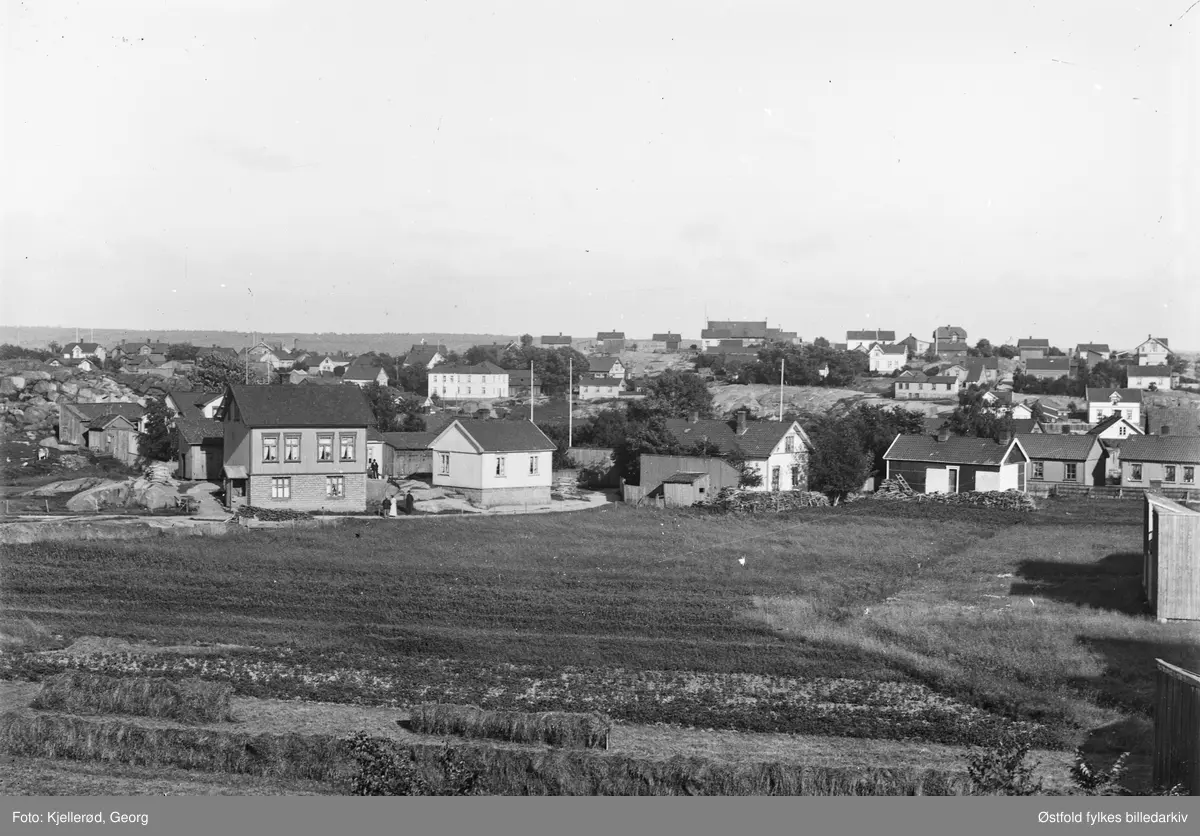 Parti fra Hassingen i Fredrikstad. 1910.
Løkka er der hvor fotballklubben Lyn Hassingen ble startet i 1909. Huset til venstre er Skytterveien 5. Helt til høyre er Bryggeriveien 51 og 53. I det store hvite huset i bakgrunn skal Mathisen handel ha hatt tilhold.  
Det store hvite huset i bakgrunn litt til venstre for midten  er O.E. Mathisen Bygningsmaling i Losjeveien 3. Den ble startet 28 januar 1897. Sr. startet den og ble overtatt av Jr som fortsatt drev den på 50-tallet.