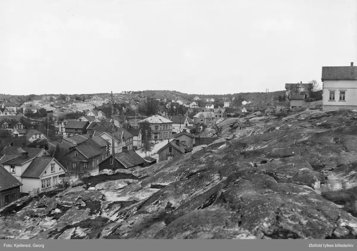 Fredrikstad 1910.
Fotografert fra St. Hansfjellet ned i Myragata. Midt på bildet i Myragata ligger det gamle barnehjemmet til Frelsesarmeen. I bakgrunn er fra venstre Frydenbergfjellet, Kniplefjellet og Bjørndalen.

Fotoet er itatt fra Grønlifjellet.  Vi ser Steffensjordet til venste med bygninger bl.a. langs Glemmengata - og St.Hansfjellet bak med regnkledefabrikken til Hansen & Co.  Trara til høyre. Jernbanelinja diagonalt fra venstre og inn i tunellen under St. Hansfjellet.