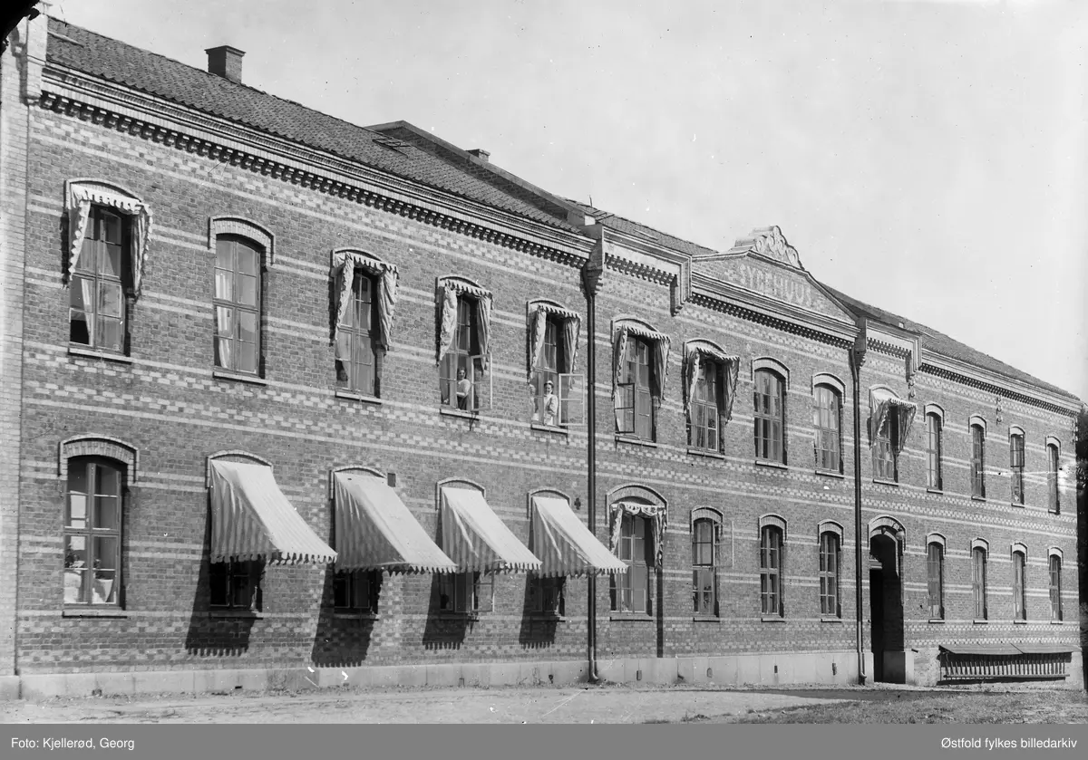 Sykehuset i Gamlebyen i Fredrikstad i Tøihusgaten 1910. SYGEHUUS innmurt overst i midtpartiet.