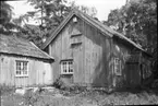 Gården Kroken  Gamla Lödöse. Stugan skall ha blivit byggd i början på 1500-talet. Enligt traditionen skall Gustaf Vasa tagit in på gården under ett besök i Lödöse 1528.