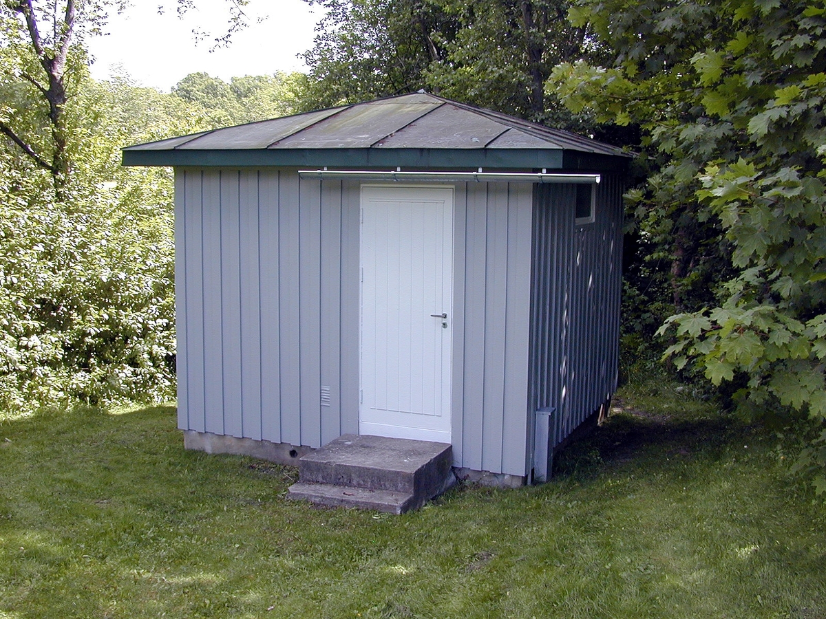 Råstad automatsentral ble bygget i 1942, og har stående bordkledning og metalltekket pyramidetak. Den tilhører førstegenerasjons automatsentraltype fra 1930 - og 40- årene. Den opprinnelige 7Dd-sentralen, som ble satt i drift 10. oktober 1942 for 70 nummer, er fremdeles på plass (2016).
