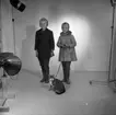 Flicka med katt i sele den 10 november 1960 i Huskvarna.