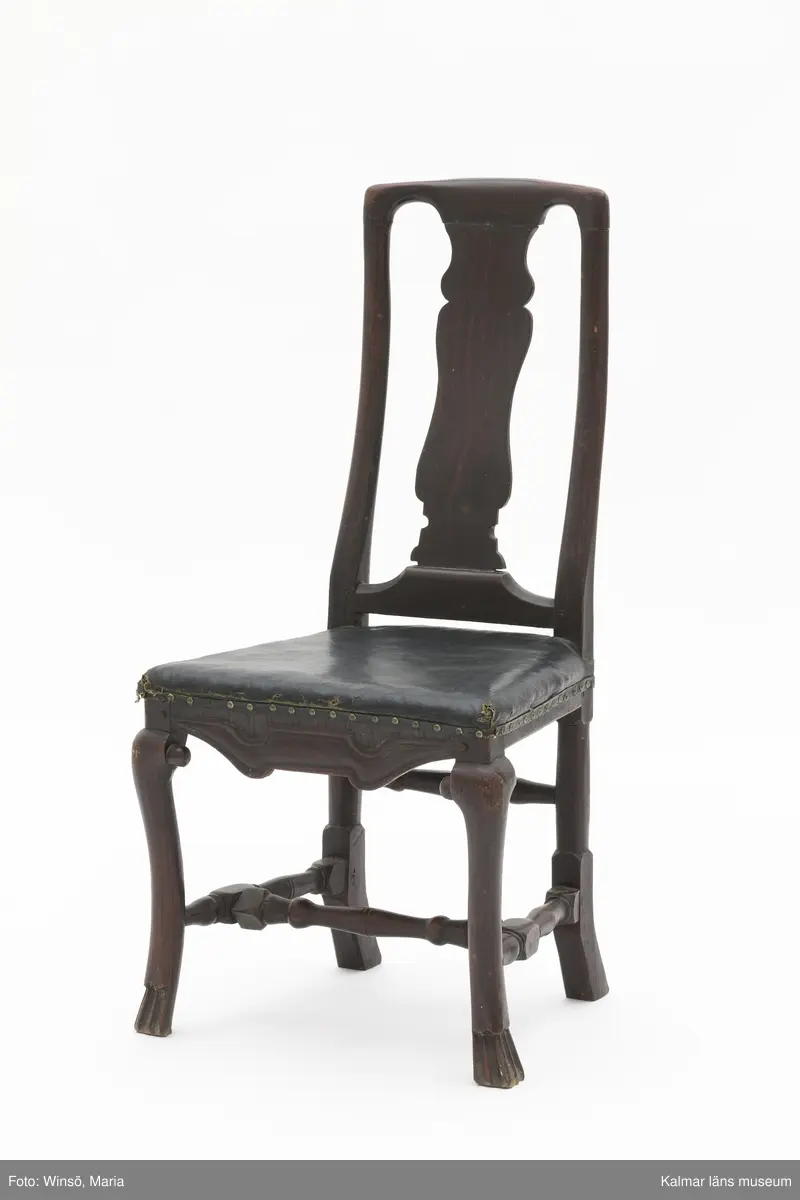 KLM 17713:1-6. Stol, ryggbrickstol. 6 stycken. Av trä och textil. Målad i mörk valnötsimitation. Balusterformad svängd ryggbricka och parallella svängda ryggstolpar. Pilbågsformad framsarg. Svängda framben med tassar till fot. Svarvad tvärslå och sidoslåar, högre svarvad bakslå. Fyra av stolarna har stoppad, läderklädd sits. Två av stolarna har stoppad sits, omklädd i blågrönt tyg. Senbarock.