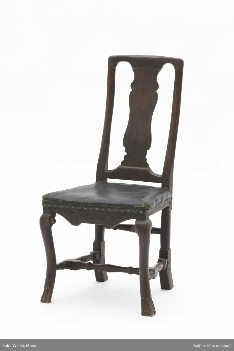 KLM 17713:1-6. Stol, ryggbrickstol. 6 stycken. Av trä och textil. Målad i mörk valnötsimitation. Balusterformad svängd ryggbricka och parallella svängda ryggstolpar. Pilbågsformad framsarg. Svängda framben med tassar till fot. Svarvad tvärslå och sidoslåar, högre svarvad bakslå. Fyra av stolarna har stoppad, läderklädd sits. Två av stolarna har stoppad sits, omklädd i blågrönt tyg. Senbarock.