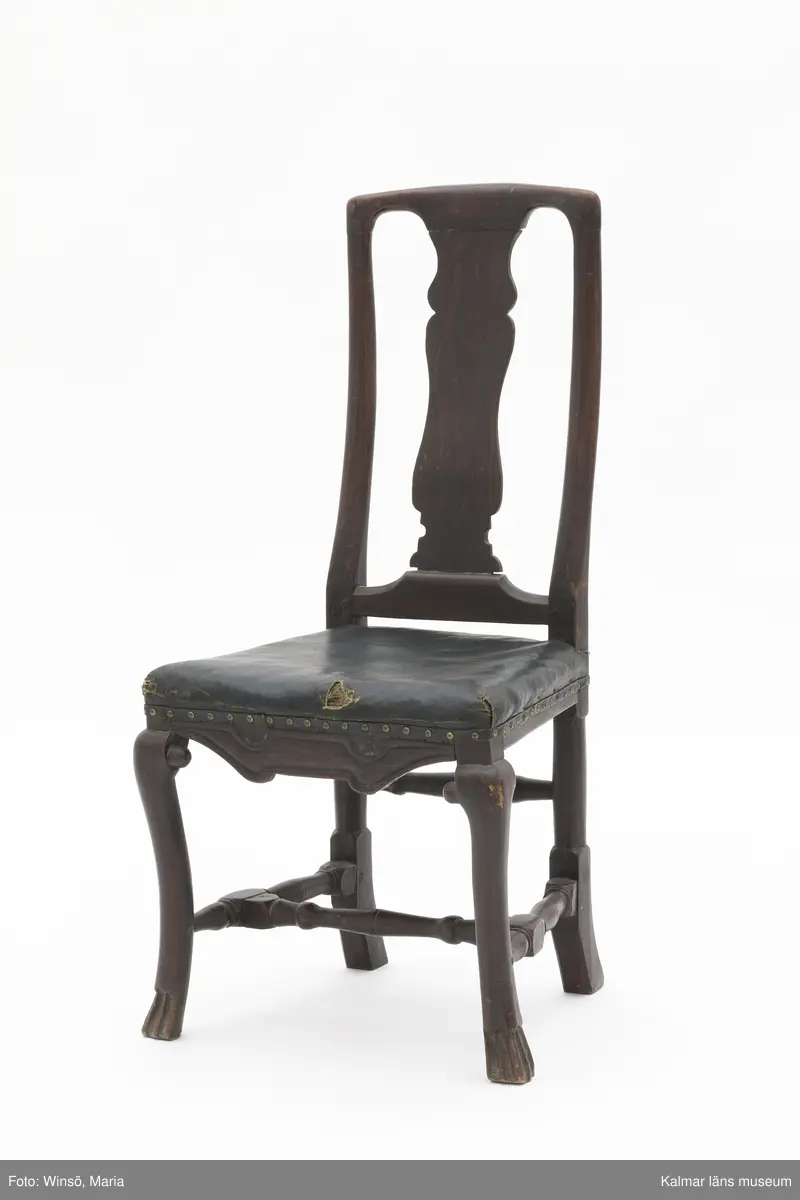 KLM 17713:1-6. Stol, ryggbrickstol. 6 stycken. Av trä och textil. Målad i mörk valnötsimitation. Balusterformad svängd ryggbricka och parallella svängda ryggstolpar. Pilbågsformad framsarg. Svängda framben med tassar till fot. Svarvad tvärslå och sidoslåar, högre svarvad bakslå. Fyra av stolarna har stoppad, läderklädd sits. Två av stolarna har stoppad sits, omklädd i blågrönt tyg. Senbarock.