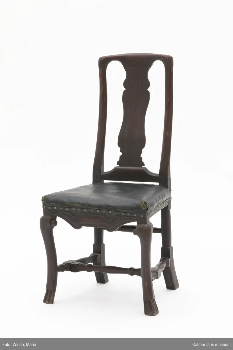 KLM 17713:1-6. Stol, ryggbrickstol. 6 stycken. Av trä och textil. Målad i mörk valnötsimitation. Balusterformad svängd ryggbricka och parallella svängda ryggstolpar. Pilbågsformad framsarg. Svängda framben med tassar till fot. Svarvad tvärslå och sidoslåar, högre svarvad bakslå. Fyra av stolarna har stoppad, läderklädd sits. Två av stolarna har stoppad sits, omklädd i blågrönt tyg. Senbarock.