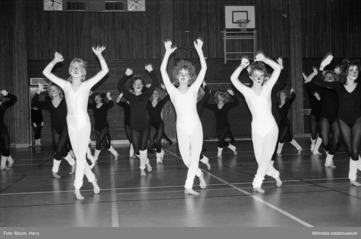 Kållereds Gymnastikförening har uppvisning i Ekenhallen i Kållered, år 1985.

För mer information om bilden se under tilläggsinformation.