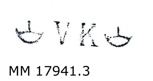 Stämplar av mässing, vissa gängade till träskaft. Olika format, samtliga försedda med kronostämpel, typ kattfot på vardera sida om bokstäverna. Spår av röd färg.
MM 17941.3:  V K