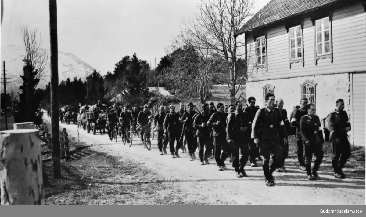 Tyske soldater i uniform kommer gående langs veien, et tysk tilbaketog i 1945. Rundt tretti personer ikke registrert.