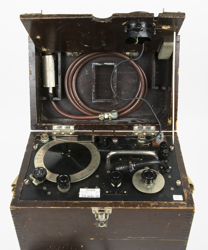 Frekvensmeter W1649. Antingen mäter den fram frekvens för tex Radiokommunikaton eller frekvens på en elektrisk signal på vilken man mäter antalet händelser (frekvens) per sekund. Detta mäts genom en sk Grind genom vilken en signal passerar med bestämd tid. Frekvensmetern har inkopplingsmljlighet av signalgenerator och med inställningar för den samma, det för effektiv samkörning. Frekvensmetern har även kristallinställning vilket ger en hög stabilitet för frekvensen. I frekvensmetern sitter även ett hjälpkraftsaggregat (power unit) av typ 633.