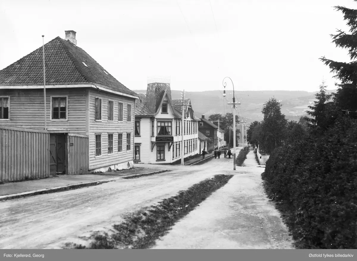 Mathiesens gate i Lillehammer 1910. Bygning nummer to fra venstre har skilt med teksten:  Foged Horsters og hustrus minde, antakelig Lillehammer gamlehjem. Idag Horsters Minde bo- og servicesenter (2019).